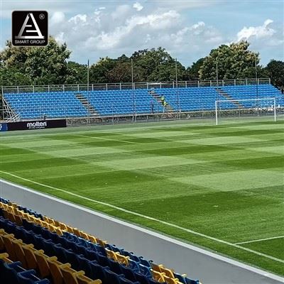 Assentos da arquibancada com estrutura de aço do Estádio de Futebol do Panamá